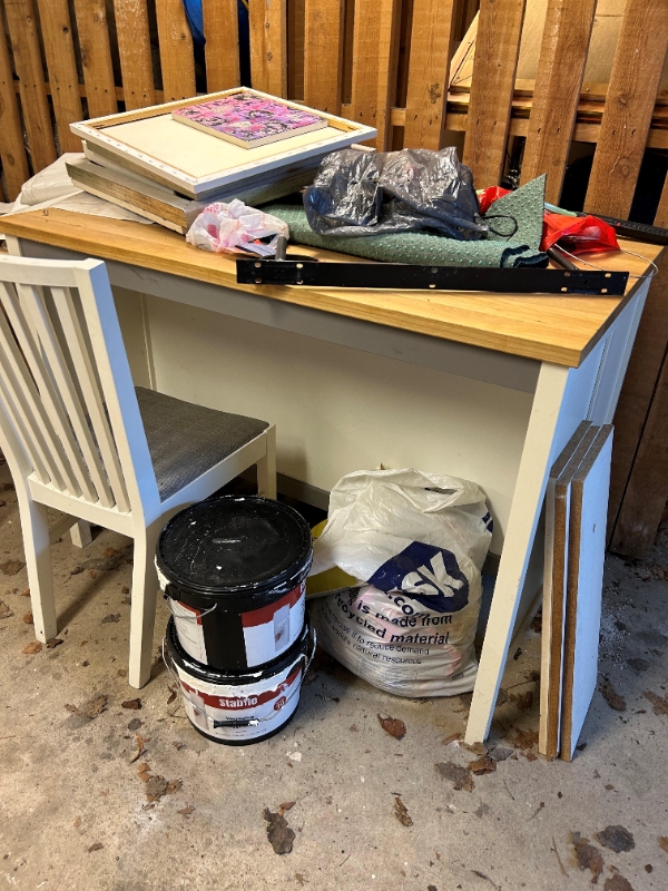 Fjernelse af sofa, bord, skab og skrald.