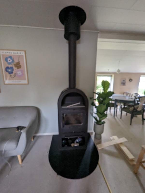 Montering af ny brændeovn.