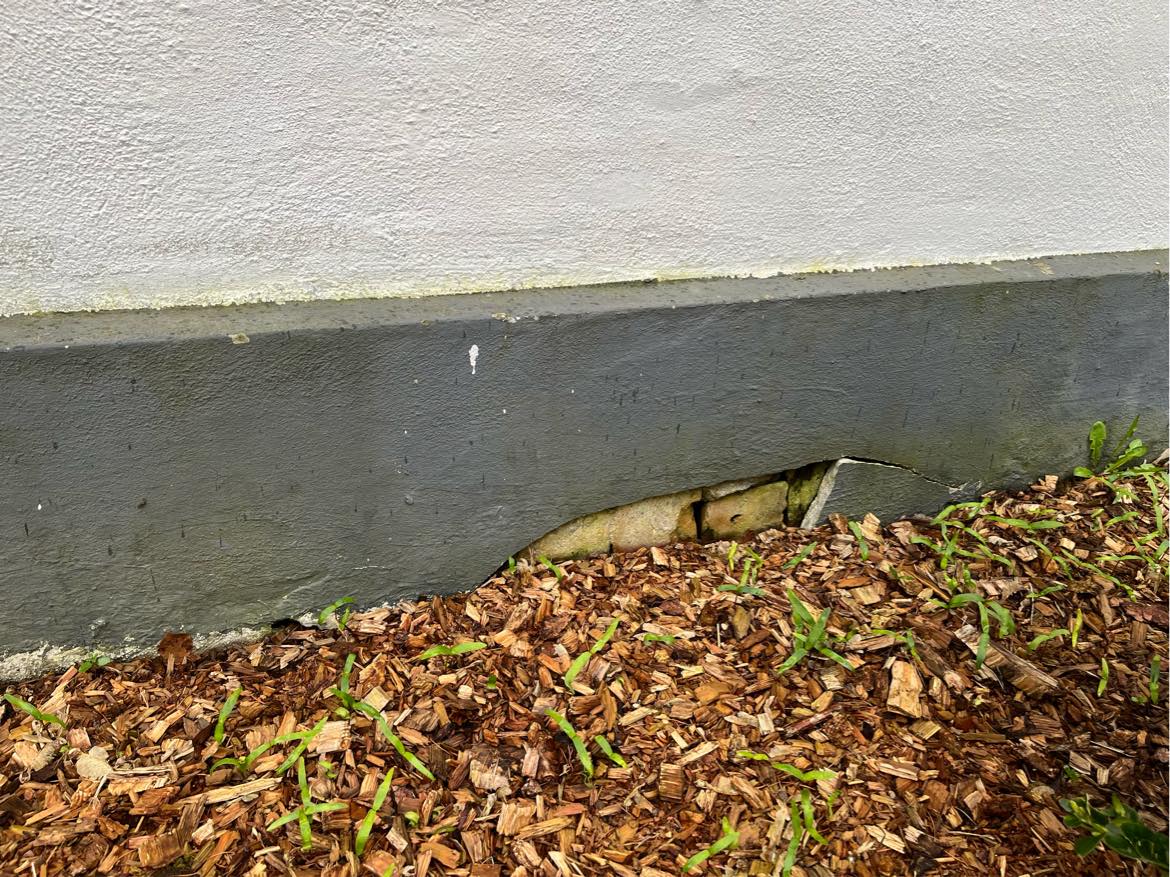 Reparation af sokler. Det meste skyldes at terrassen er lavere end tidligere.