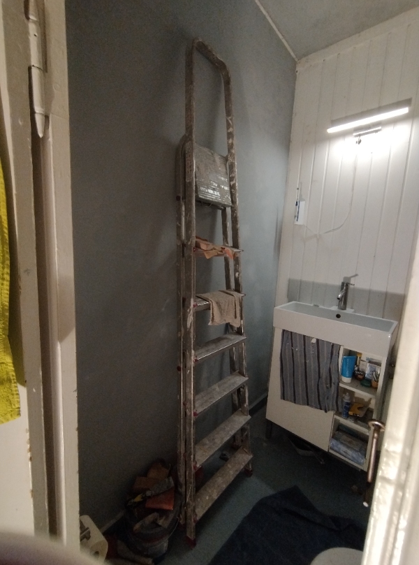 Slibe og male badeværelse væg +loft 