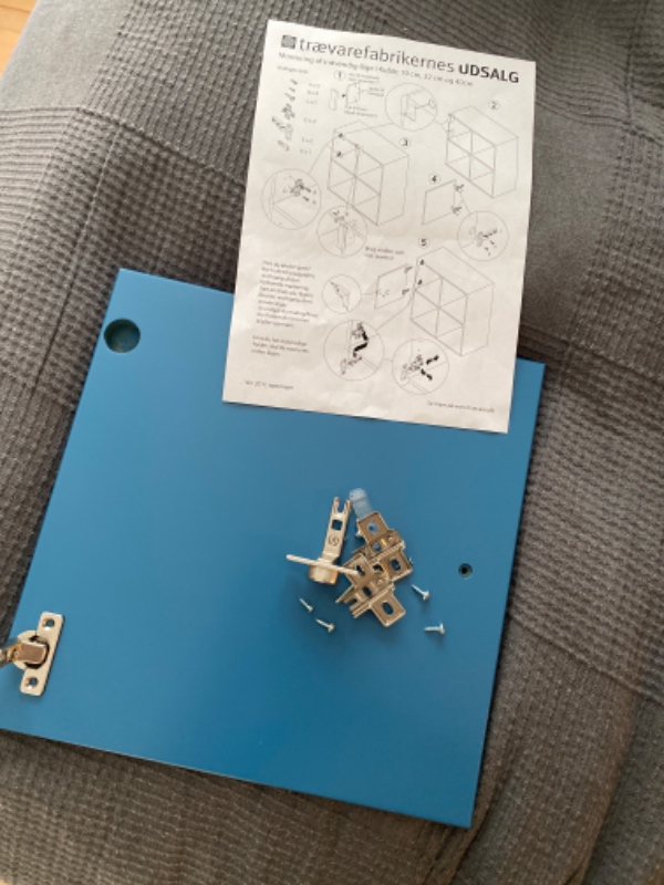 Montering af 4 låger på Kubik reol med skubbe lukning