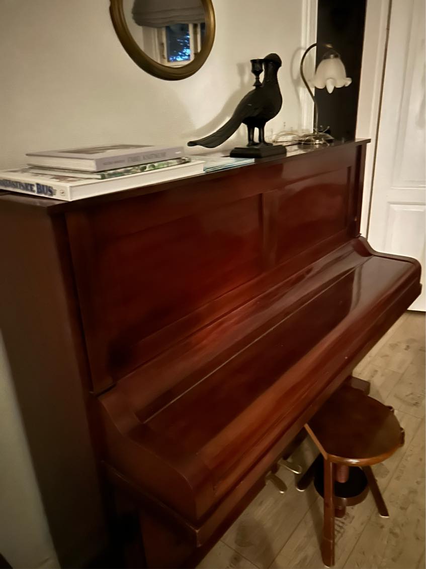 Klaver , bordplade cykeltrailer og hjørnesofa skal køres på genbrug