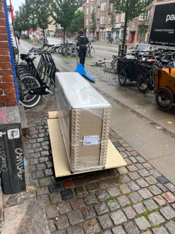 Båret en 101 kg skænk fra kantsten til 4. Sal på Amagerbrogade