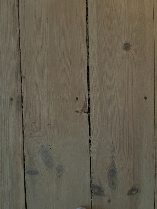 Slibning, færdiggørelse og mindre reparationer af 3 værelser, i alt 60 kvm