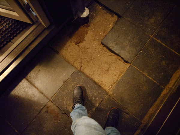 5 fliser skal ligges vandret med resten. Fliserne er allerede skåret, og jorden er der.