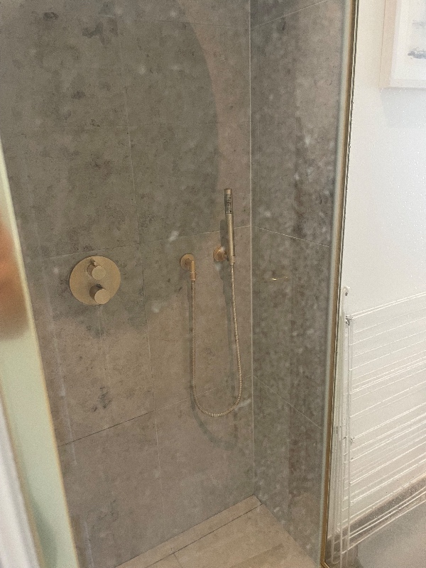 Hovedrengøring af lejlighed inklusiv afkalkning af brusekabine