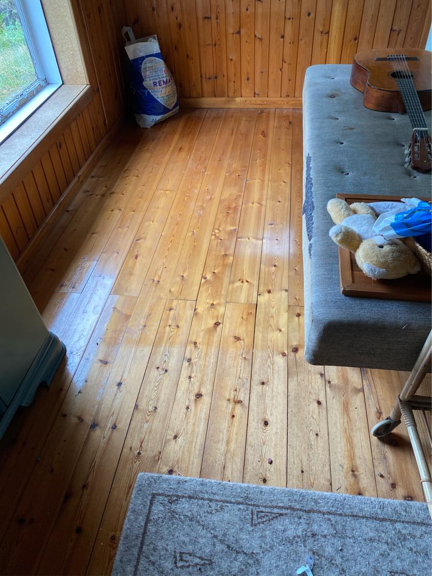Afslebet gammelt fyrretræsgulv