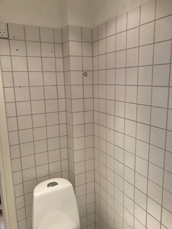 Opsætning/montering af toiletskab