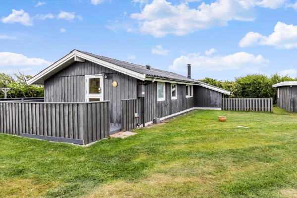 Maler arbejde i sommerhus i Nørlev. Hjælp til slibning,  afvaskning og maling af sommerhus, rækværk . Vi har alt grej til opgaven , maling og værktøj.