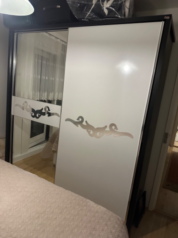 Garderobeskab skal pilles ned og nyt skal sættes op