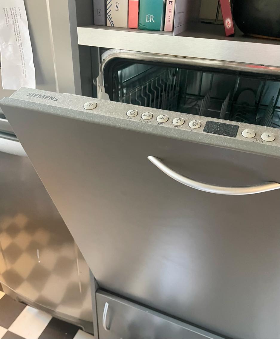 Afmontering og flytning af køle-fryseskab og opvaskemaskine