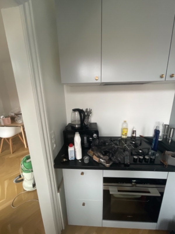 Montering og tilskærring af bordplade