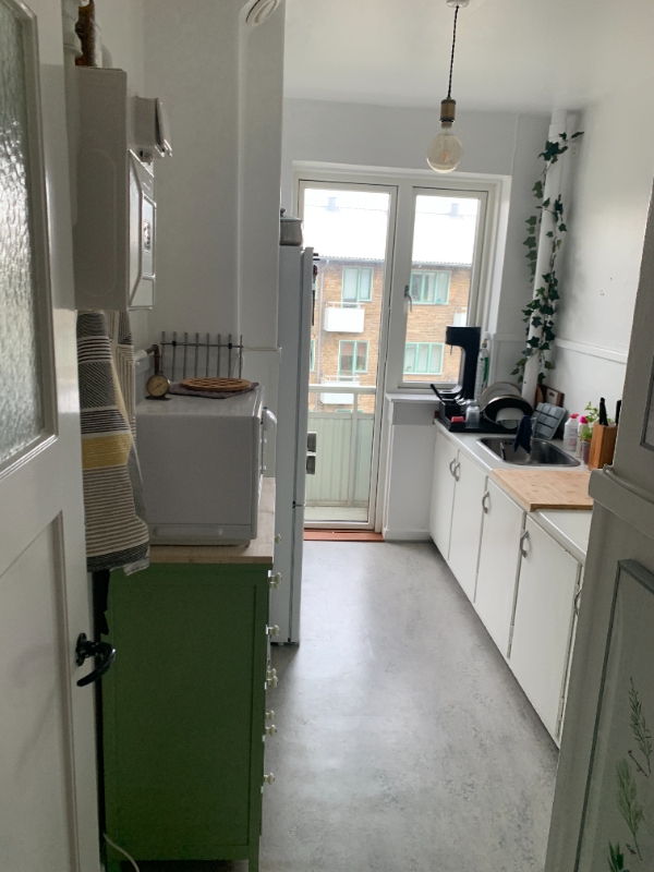 Fjernelse af linoleums gulv samt slibning og lakering af trægulv under