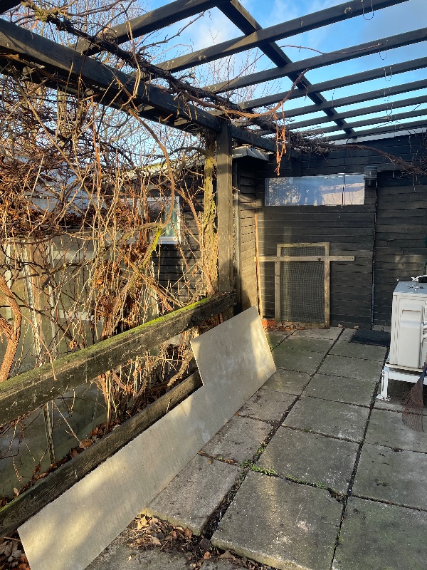 nedrivning af udhus og drivhus.