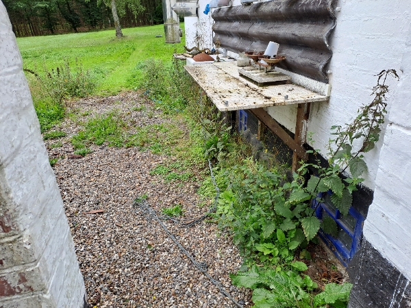Ukrudt og rive grus.