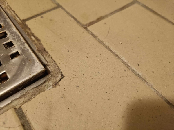Knækkede fliser i badeværelse