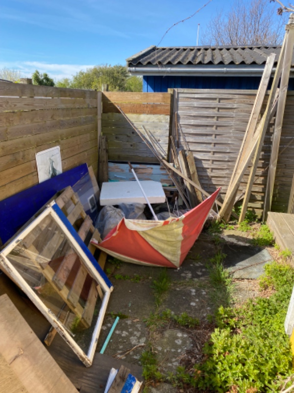 Storskrald, byggeaffald, gamle møbler fra kolononihave i kløvermarken, amager