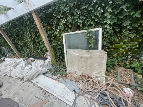 Fjernelse af træ og byggematerialer