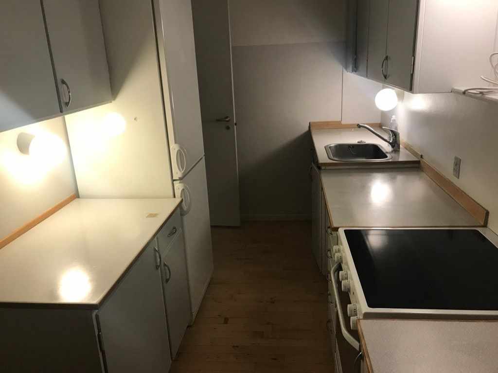 Fjern savsmuldstapet, gammelt køkken, ikke bærende væg, og en dør der skal blændes af