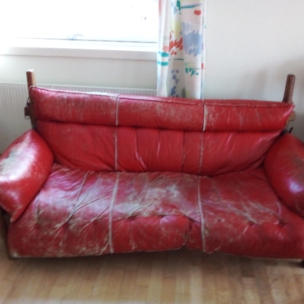 restauration af laeder sofa fra Brasilien med trae af god kvalitet