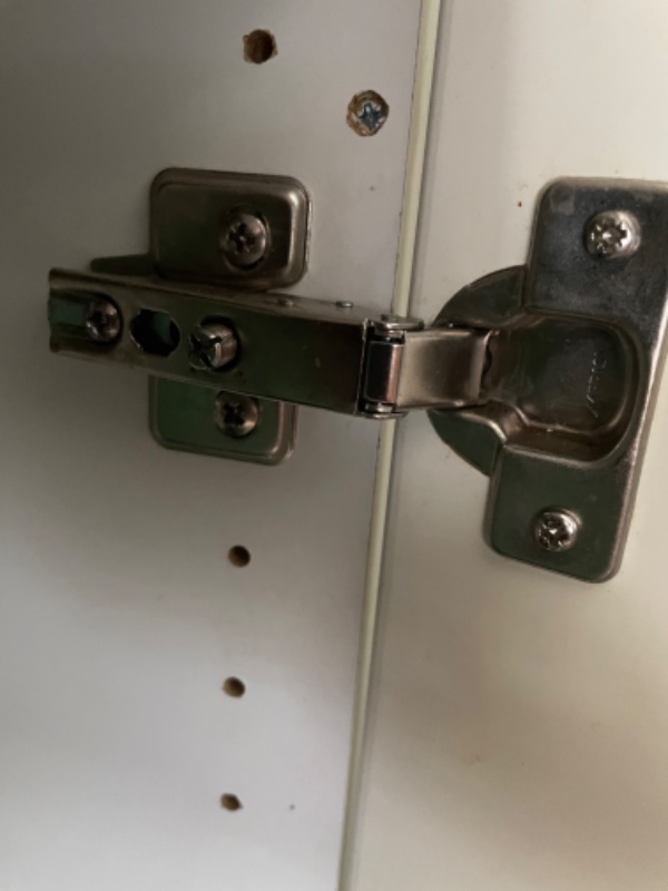 Jeg har en køkkenlåge jeg ikke kan få justeret. Slidte beslag?