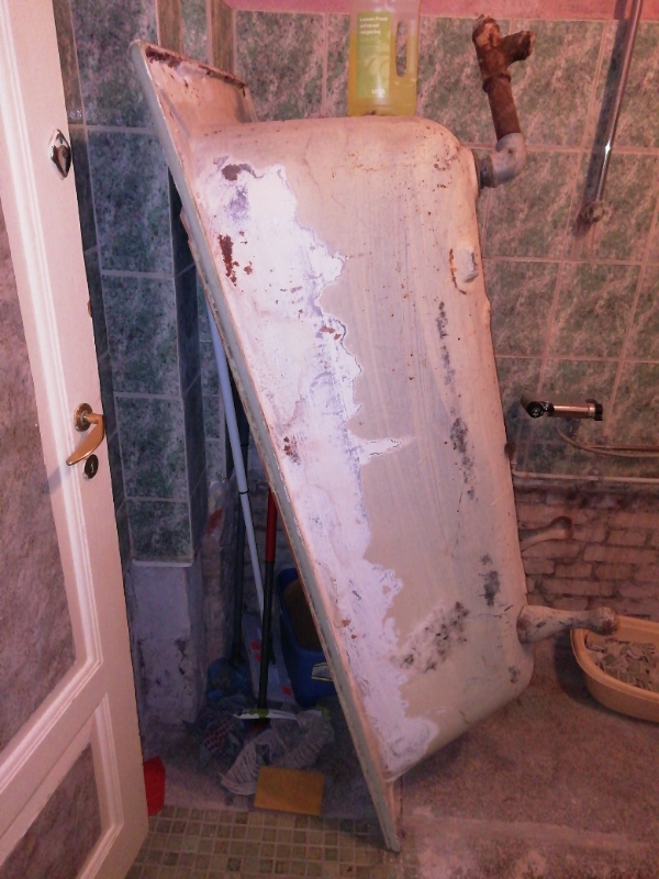 Bortkørsel af 4 hårde hvidevarer og et jer badekar til skrot fra 3 sal