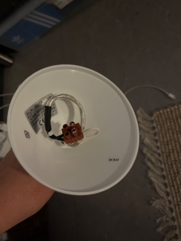 Ophængning af knage samt mindre hylde og opsætning af en lampe på værelset