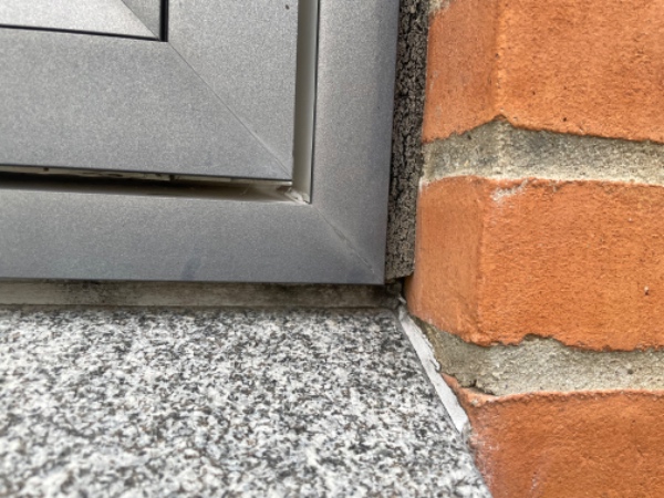 udskiftning af udvendige fuger omkring vinduer/dører