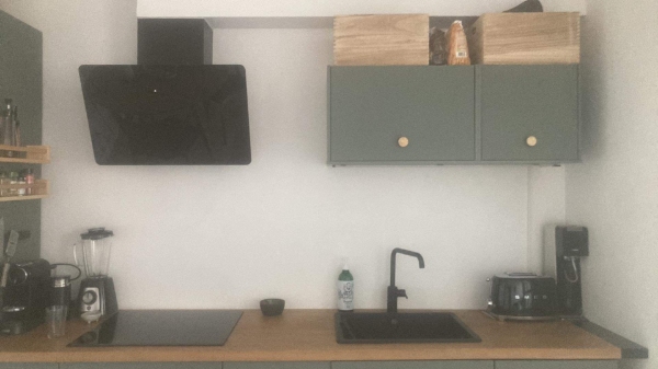 Nedtagning af emhætte med motor+ opsætning af ny motorløs emhætte,  somskal tilsluttes centraludsug