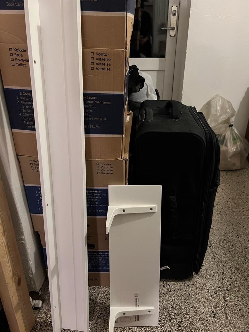 Mindre elektriker arbejde plus ophæng af spejle og hylder