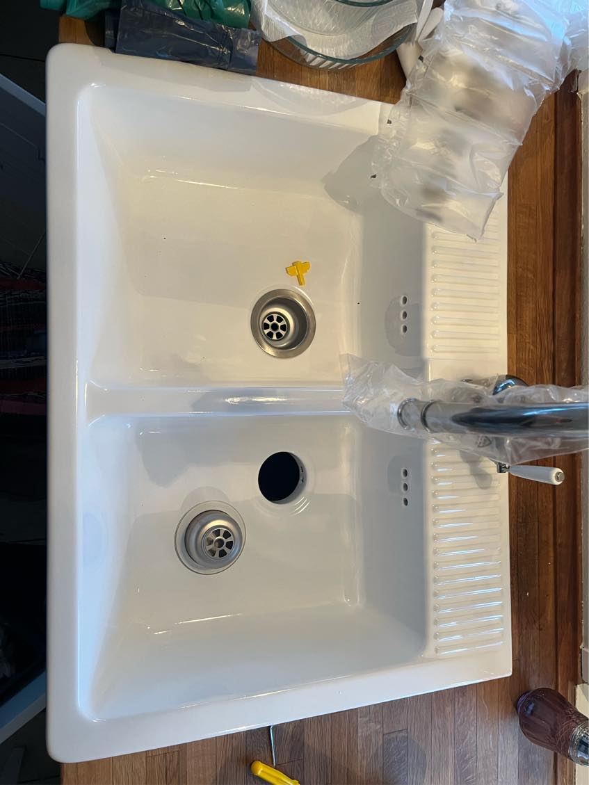 Skaf og monter afløbssæt på køkkenvask