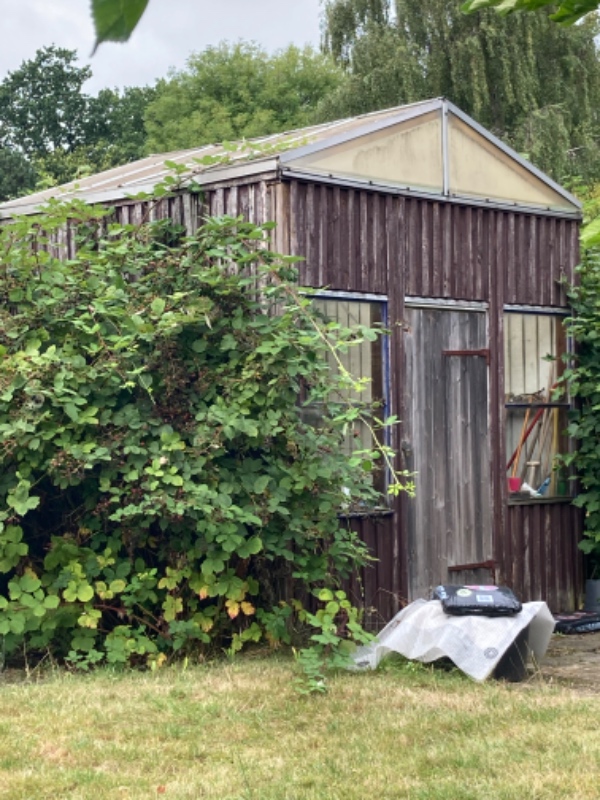 Nedrivning af haveskur