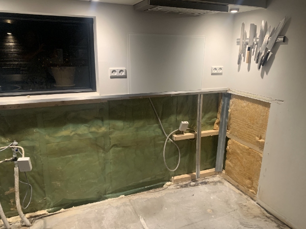 Jeg skal gen-monteret et køkken, som har været nedtaget grundet en fugtskade.