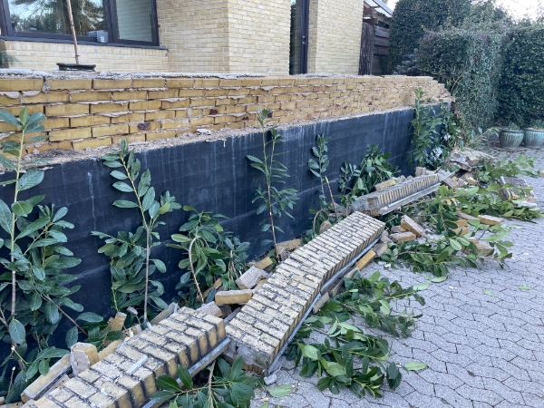 Bortskaffelse af sammenfaldet læmur 8m x 0,5 m snarest muligt