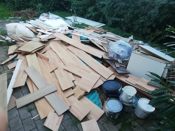 Bortskaffelse af Byggeaffald (gammelt gulv, gammelt skab, to europaller, tomme malingspande)