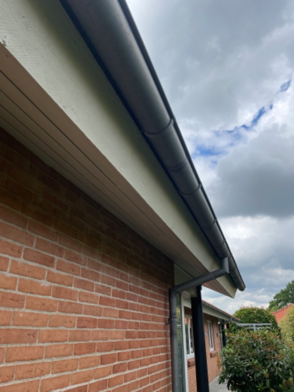 Maling af udhæng rundt om hus og sternbrædder på 3 gavle. Højde til kip på den ene gavl er 6 m.