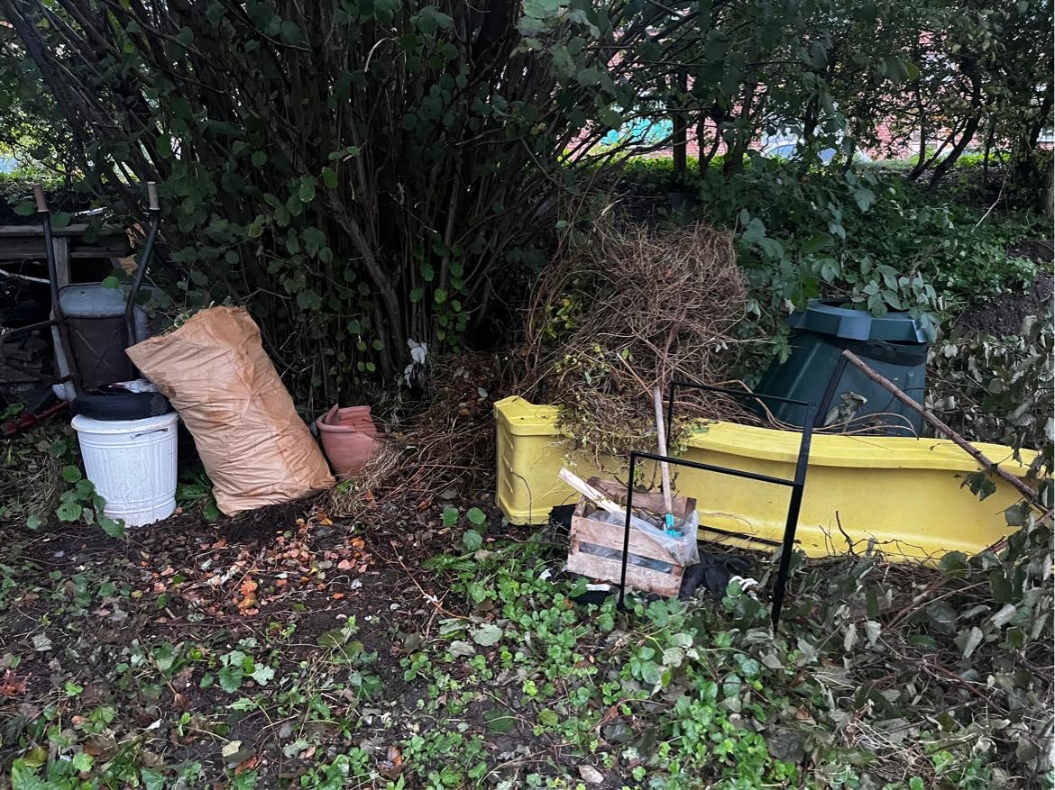 Oprydning i og nedrivning af skur, samt bortskaffelse