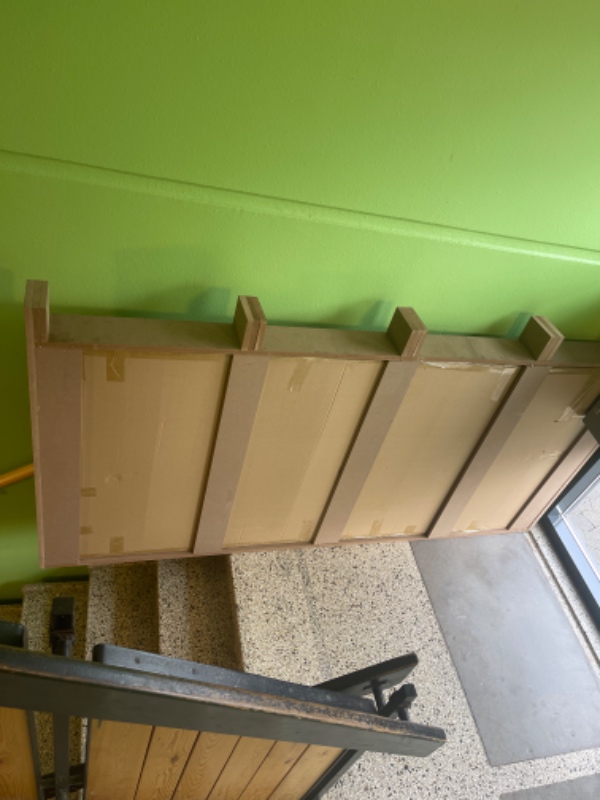 Hjælp med at løfte en tung spisebord til første etage. Den står ved kælderen.