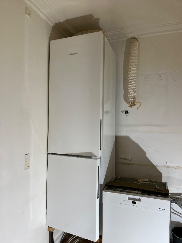 Bære afmonteret køkken ned fra 4. sal og på genbrugsplads