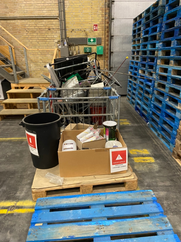 Fjern affald såsom brugte kaffemaskiner, fjernsyn, glas, stiger, osv.