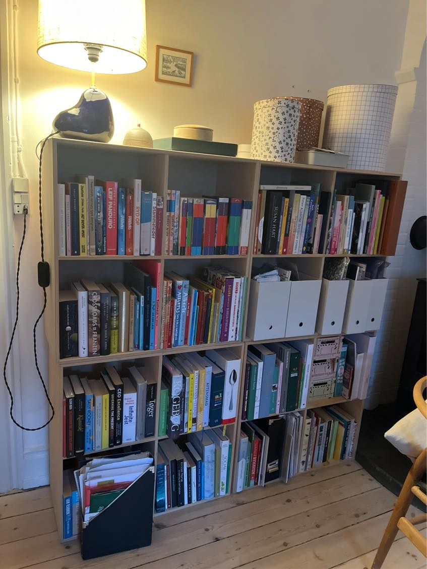 Hænge seks bogkasser op