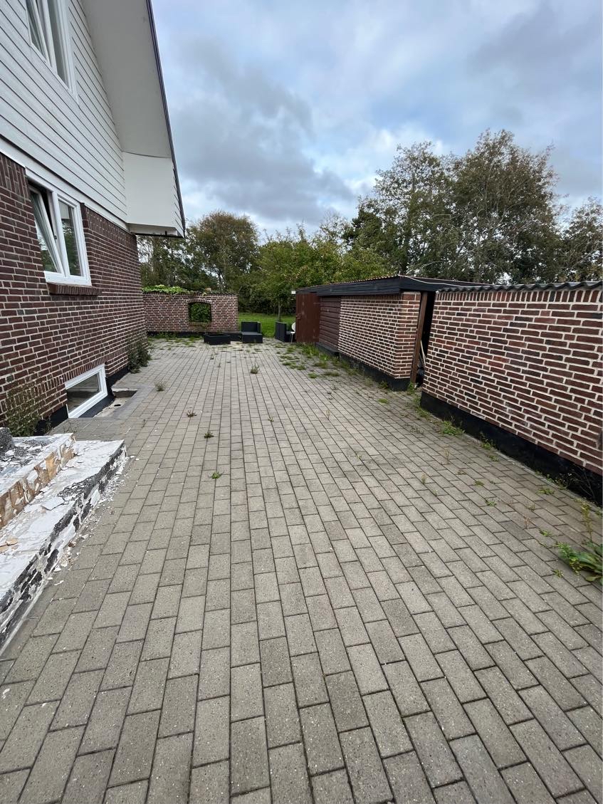 Fjerne ukrudt fra fliser