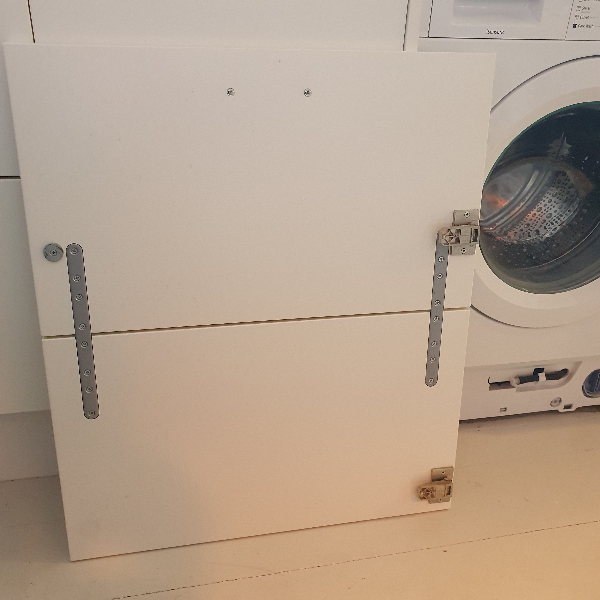 Påsætning af indbygningslåge på vaskemaskine