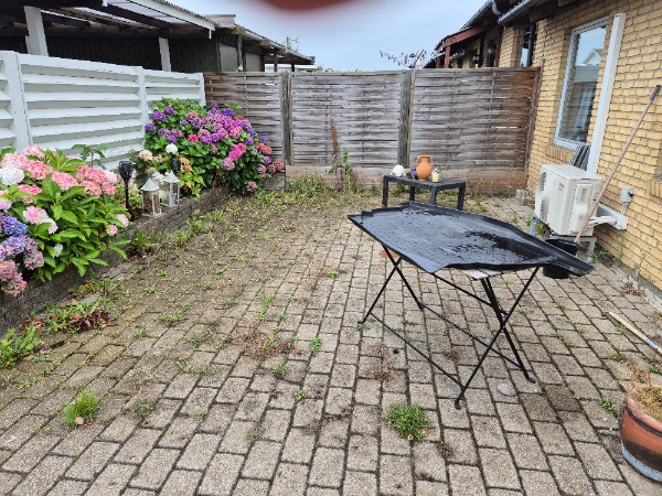 Fjerne ukrudt I bede,på terrassen foran huset og på terrasse bag huset. Ca 25kvm