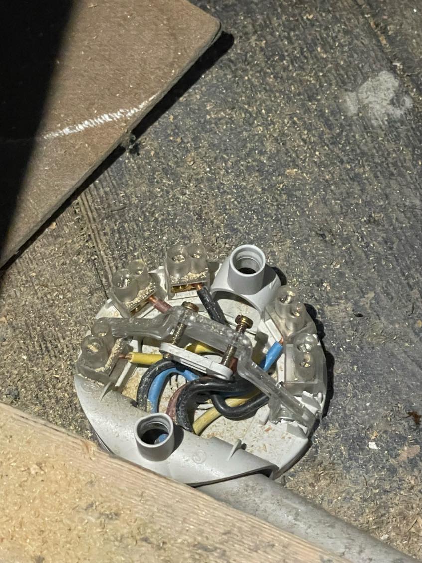 Installation af komfur og stikkontakt