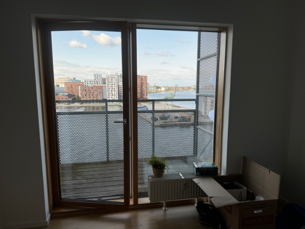 Opsætning af rullegardin, gardinstang, knagerække og krog i loft