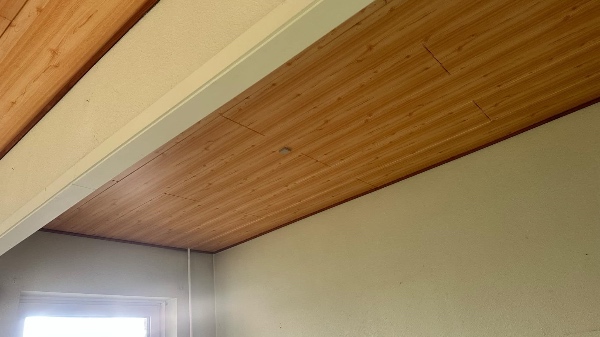 Nedtagning af sænket loft i stue ca 50 m2. Og bære det ned fra 2 sal, brede trapper.