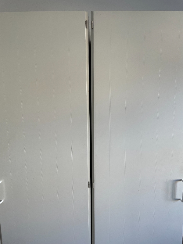 Samle bord, sikre skab, opsætte lille knagerække