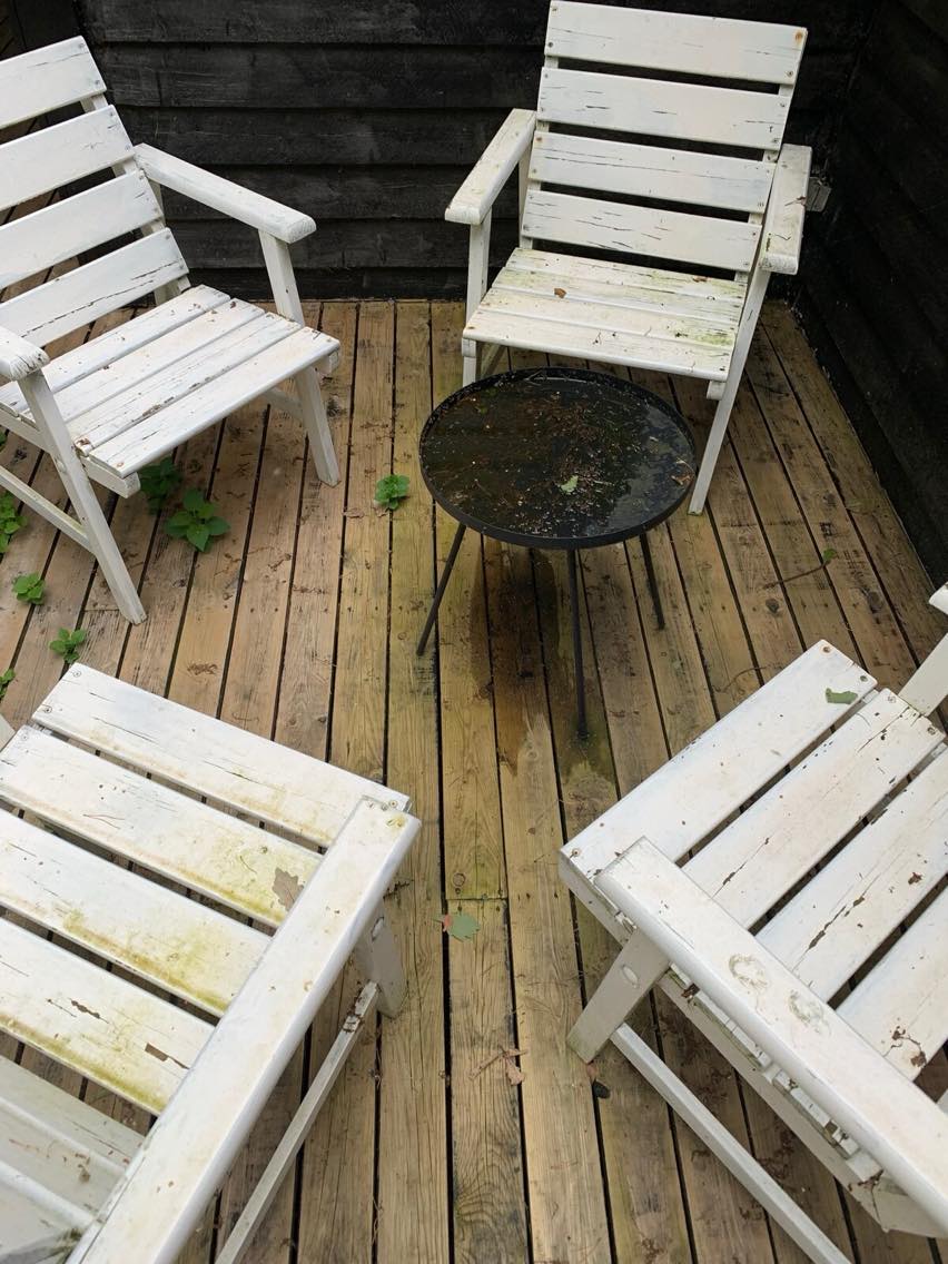 Ordne terrasse og vaske havemøbler ned