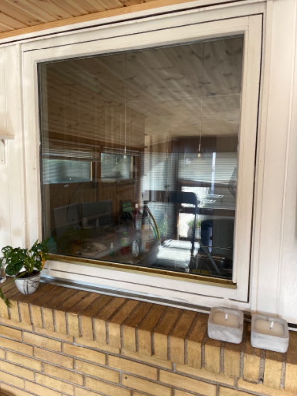 Udskiftning af 7 vinduer, 2 hoveddøre og 1 havedør i 80-villa, inkl lister og fjerne gamle